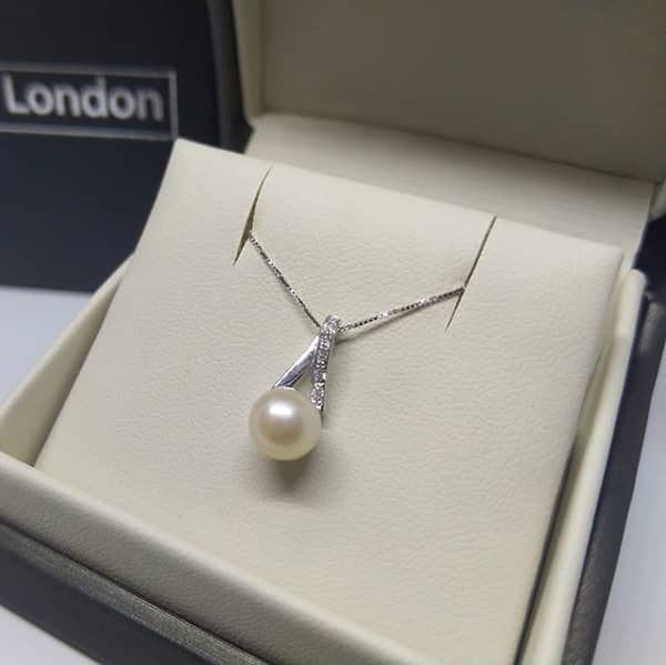 Freshwater Pearl  pendant and diamonds in 18ct white gold - PRL1