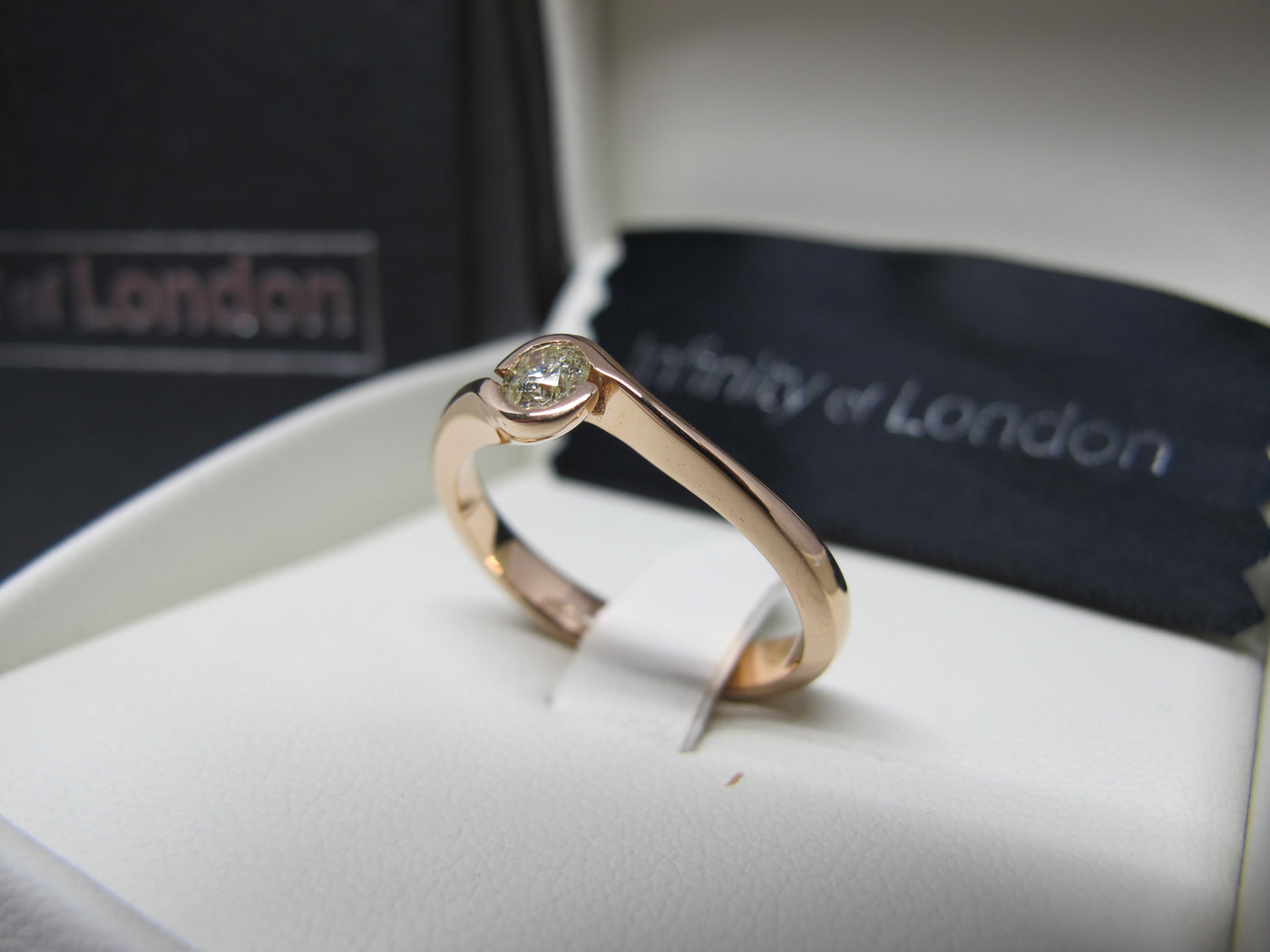 Anello di fidanzamento solitario con diamante in Oro Rosa 18ct - R127