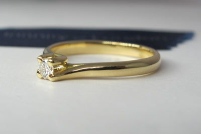 Anello di fidanzamento solitario con diamante in Oro Giallo 18ct - R300