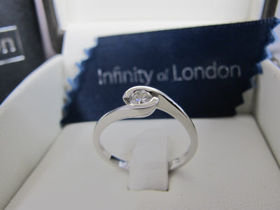 Anello di fidanzamento solitario con diamante in Oro Bianco 18ct - R127
