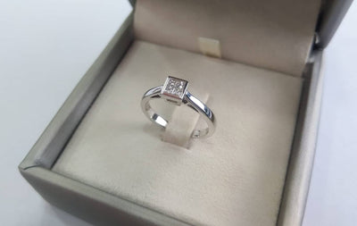 Anello di fidanzamento Solitario con diamanti Princess in Oro bianco 18ct - R707