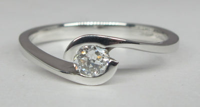 Anello di fidanzamento solitario con diamante in Platino - R127