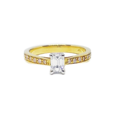 Anello di Fidanzamento Solitario in Oro Giallo 18ct con Diamanti Taglio Smeraldo - RX979