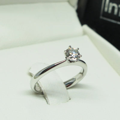 Anello di fidanzamento solitario con diamante in Oro Bianco 18ct- R973