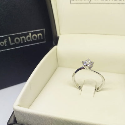 Anello di fidanzamento solitario con diamante in Platino - R998