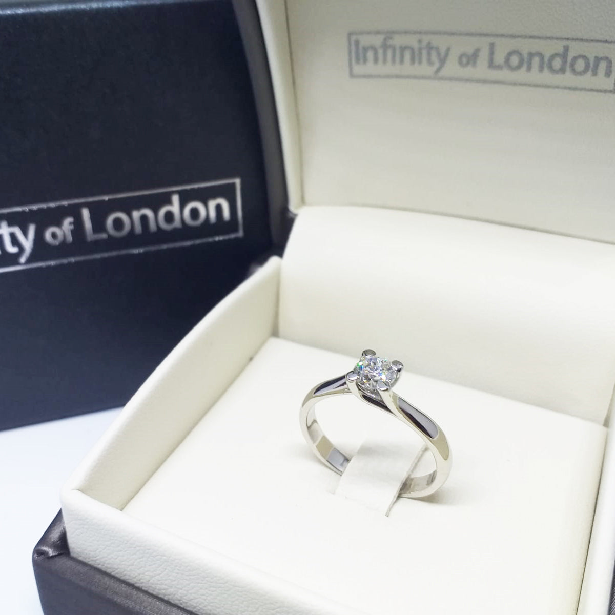 Anello di fidanzamento solitario con diamante in Oro Bianco 18ct - R300