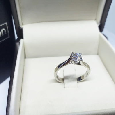 Anello di fidanzamento solitario con diamante in Oro Bianco 18ct - R300